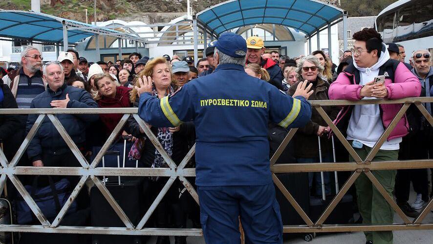 Stanovnici ostrva Santorini čekaju trajkt da se evakuišu do kopnenog dela Grčke