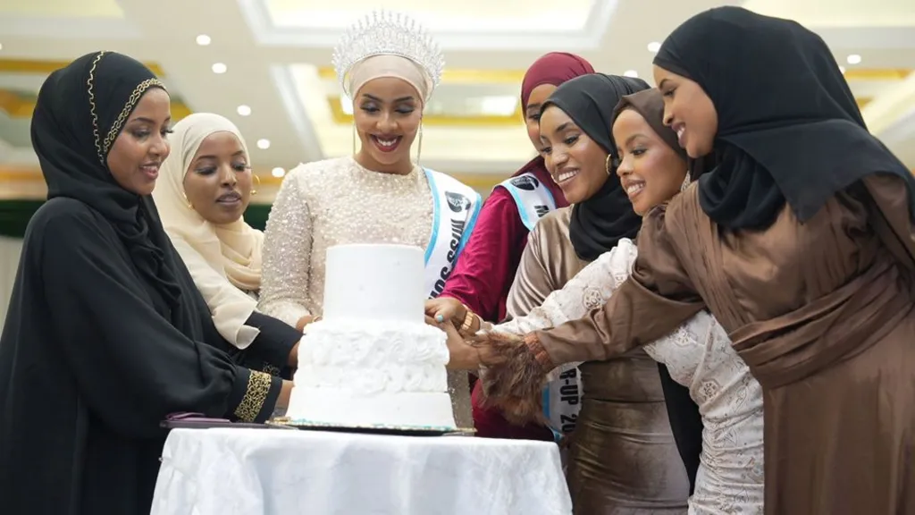 Seis mulheres somalis cortam um bolo durante um evento