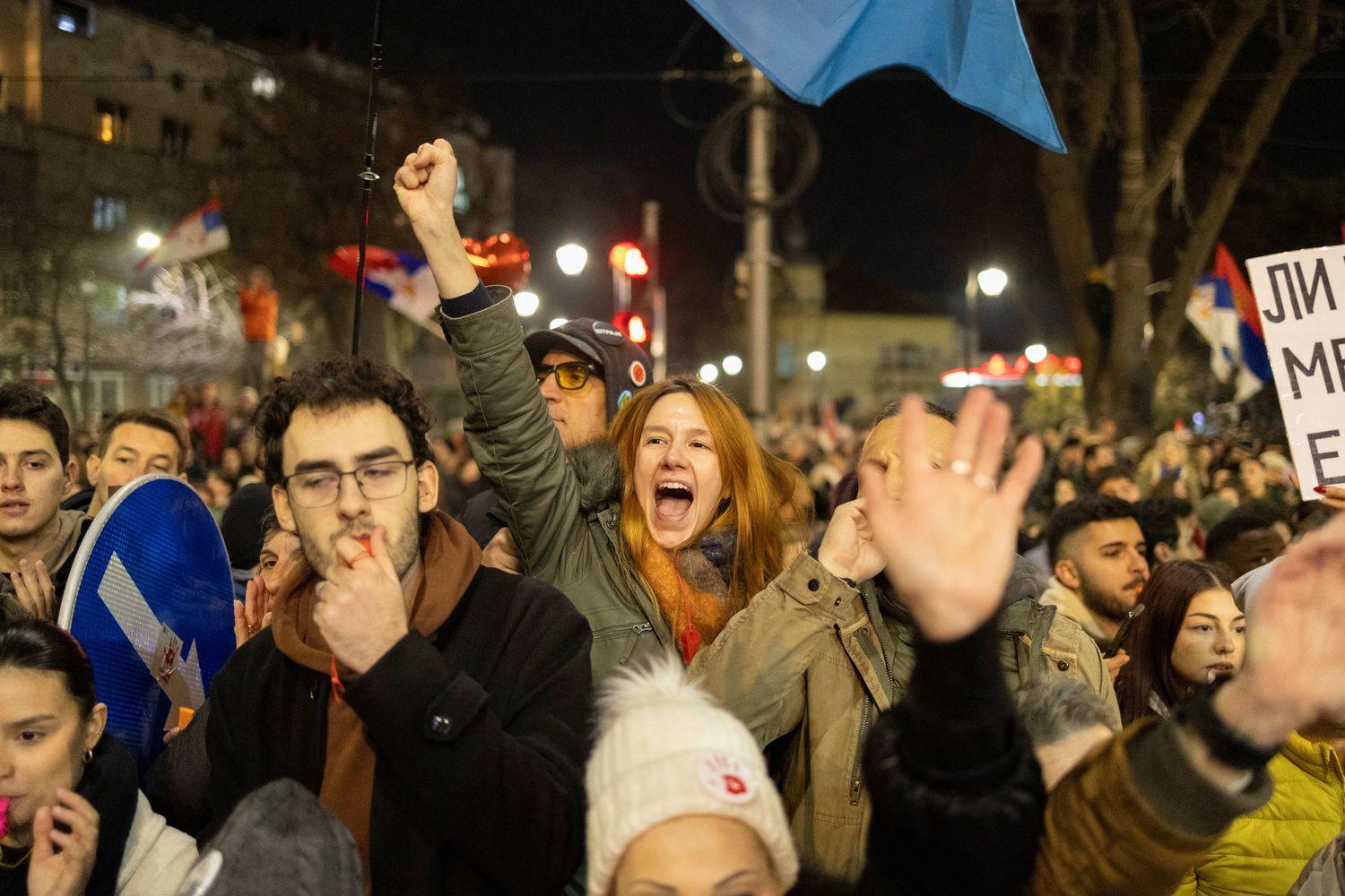 Ljudi sa pištaljkama i podignutim pesnicama na jednom od mnogobrojnih protesta u Beogradu