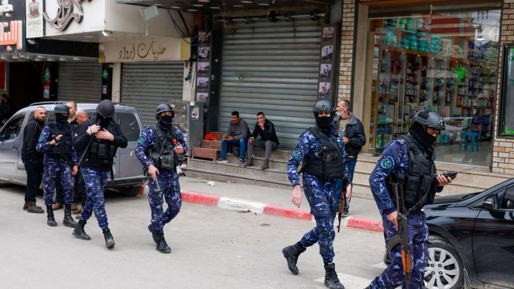 قوات الأمن الفلسطينية في موقع لاشتباكات بين قوات الأمن الفلسطينية ومسلحين في مدينة جنين شمال الضفة الغربية المحتلة في 21 ديسمبر/كانون الأول 2024.