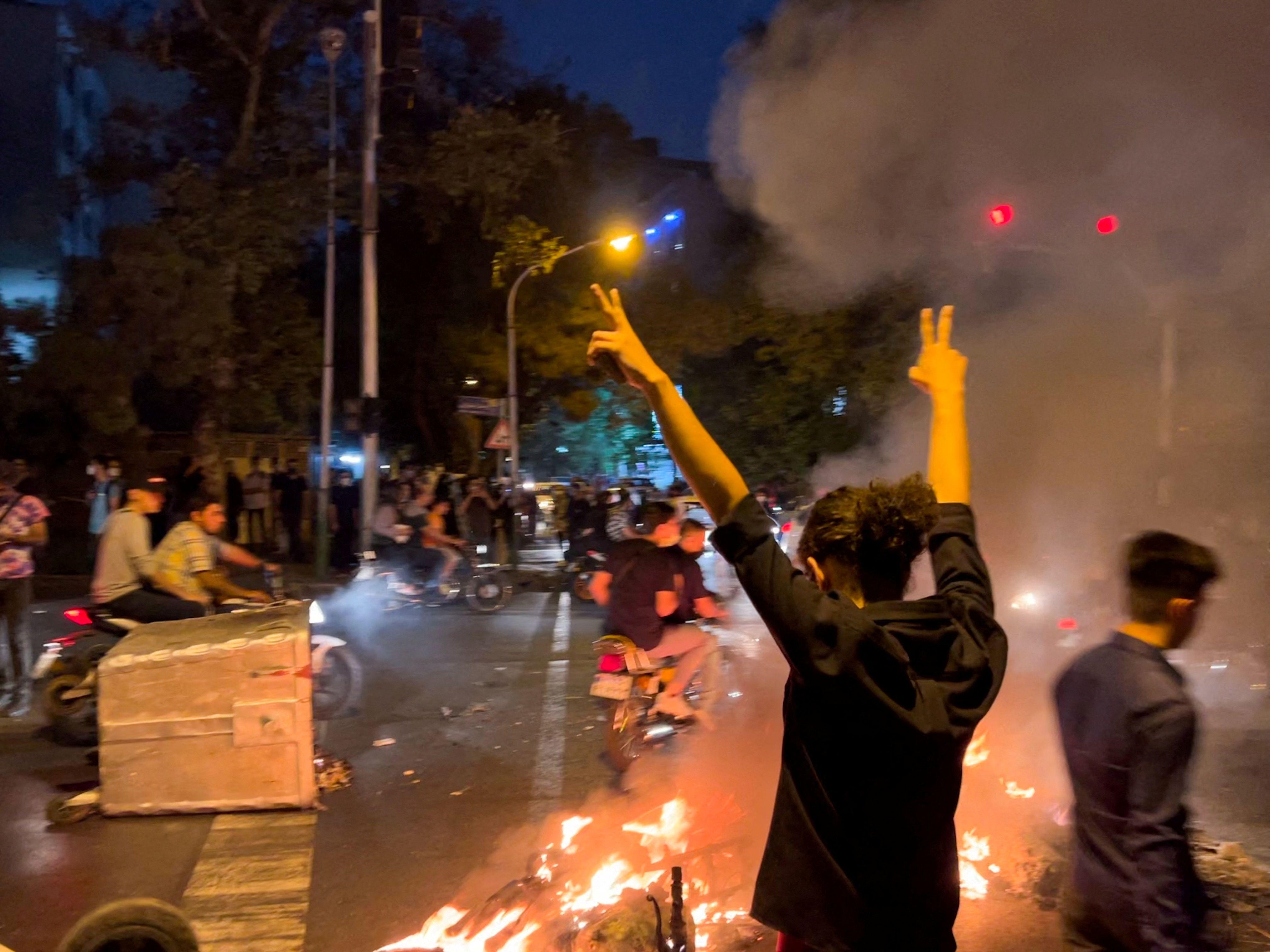 Fogo nas ruas durante protesto em Teerã