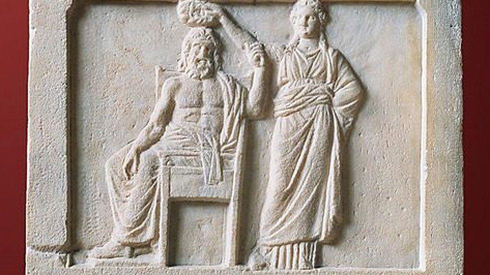 Bajorrelieve que muestra a la democracia coronando a Demos, el pueblo de Atenas. 336 a. C. (Museo Agora, Atenas, Grecia).