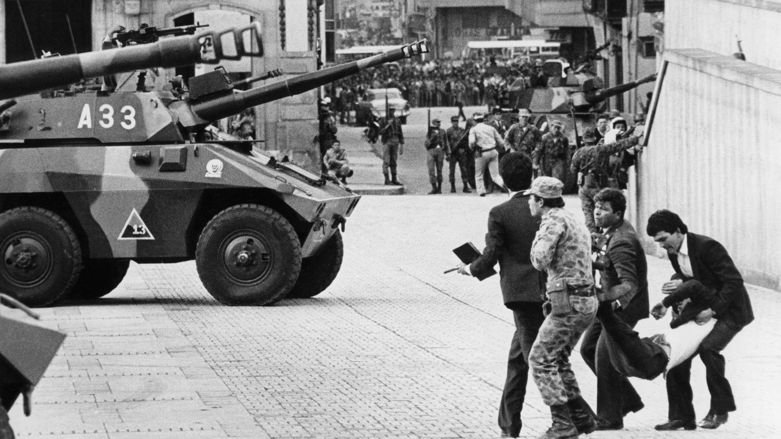 M-19 menyerbu gedung Mahkamah Agung di Bogota pada 1985, yang menyebabkan hampir 100 orang tewas.