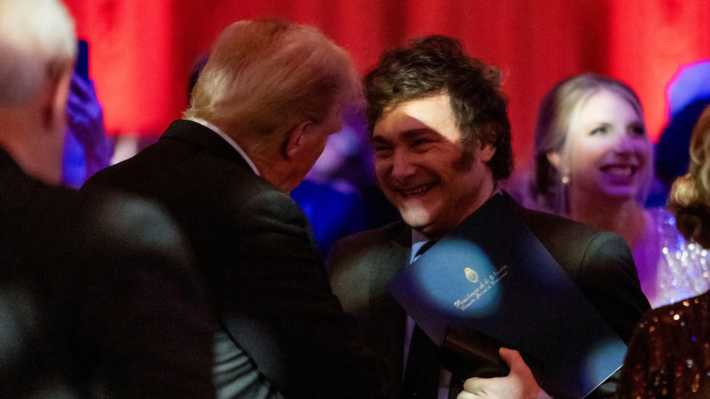 El presidente argentino Javier Milei junto al presidente electo de Estados Unidos, Donald Trump, en Mar-a-Lago, Palm Beach, Florida.