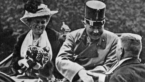 فرانز فرديناند، أرشيدوق النمسا، وزوجته صوفي على متن عربة مفتوحة في سراييفو قبل وقت قصير من اغتيالهما