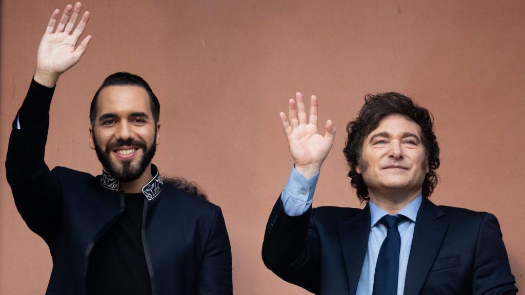 El presidente de Argentina, Javier Milei, y el presidente de El Salvador, Nayib Bukele, saludan desde el balcón de la Casa Rosada, como parte de una visita a Argentina, el 30 de septiembre de 2024.