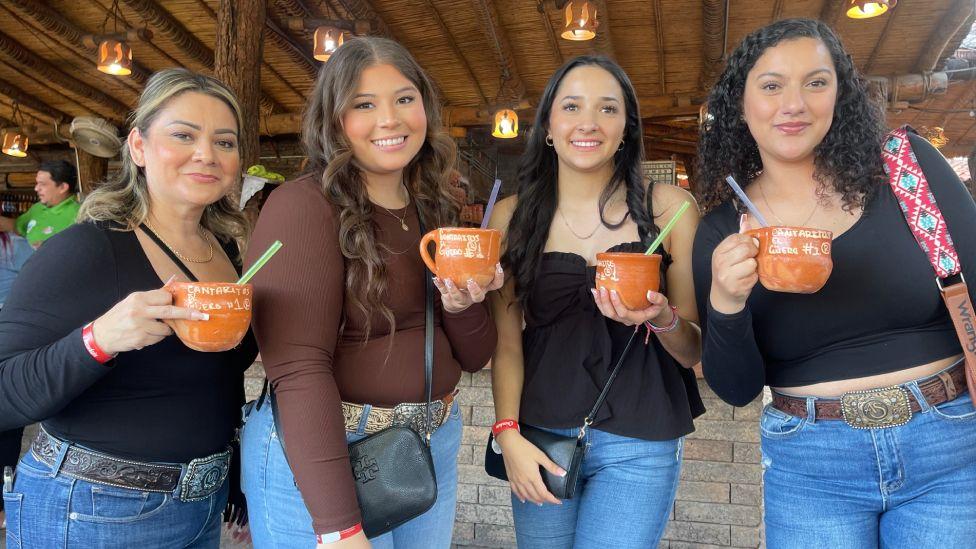 Chicanas in Cantaritos del Guero