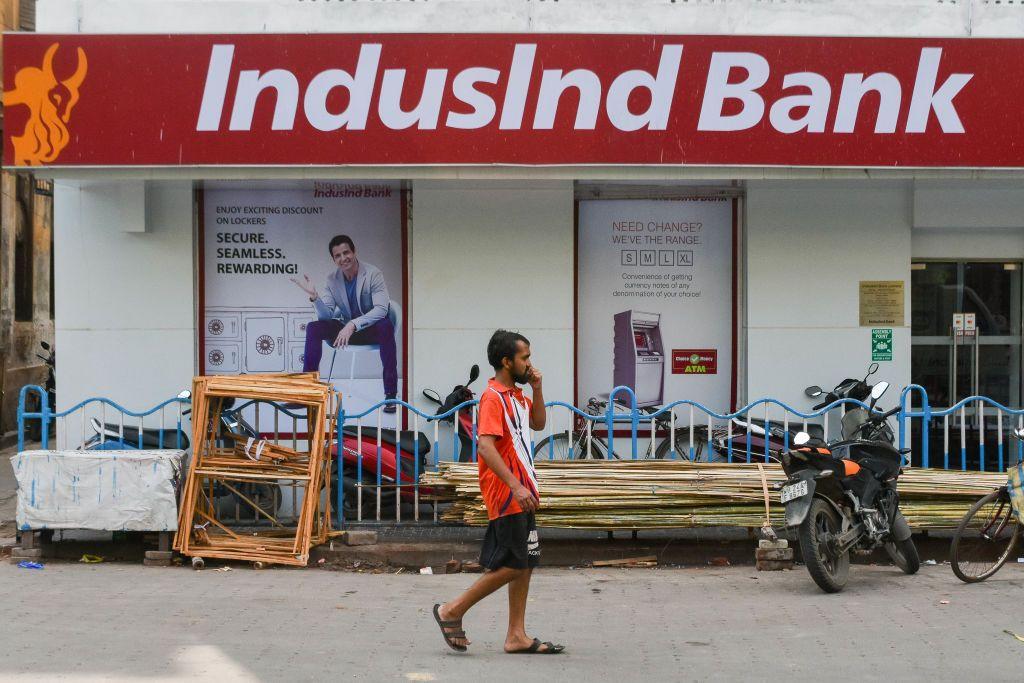 Un hombre pasa por una surcusal del banco Induslnd en Calcutá