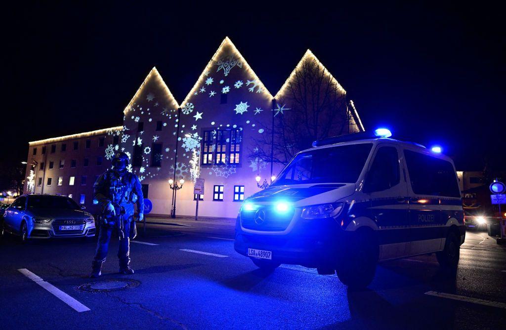 Un agente frente al mercado navideño de Magdeburgo