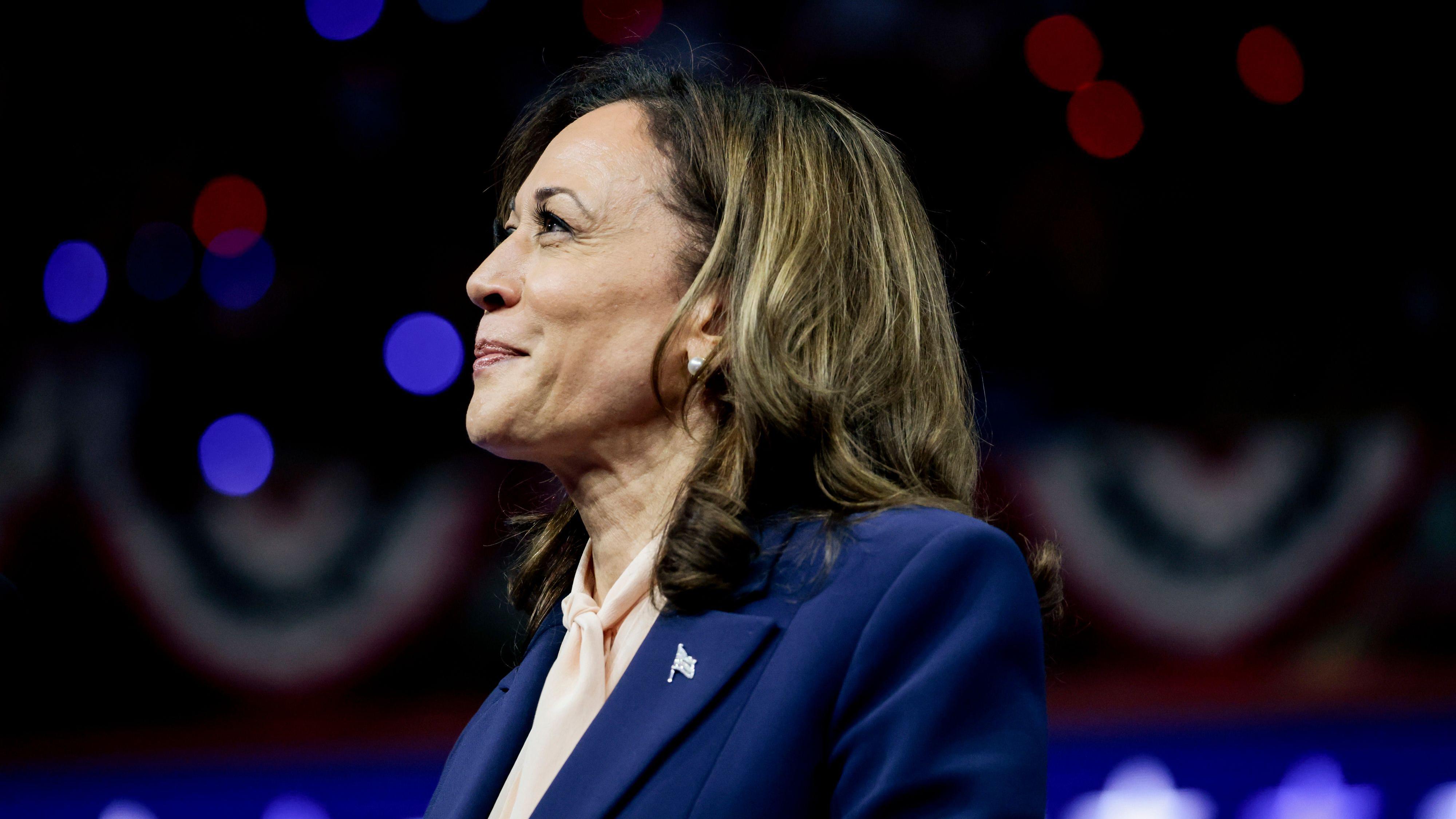 Kamala Harris sorrindo durante discurso