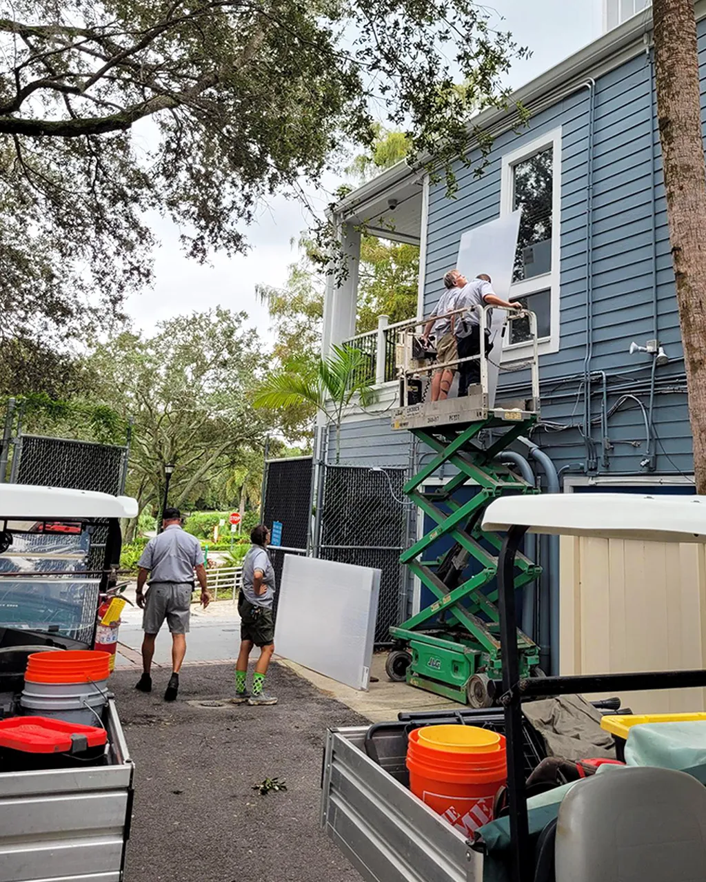 Zoológico de Tampa na preparação para a chegada do furacão Milton.