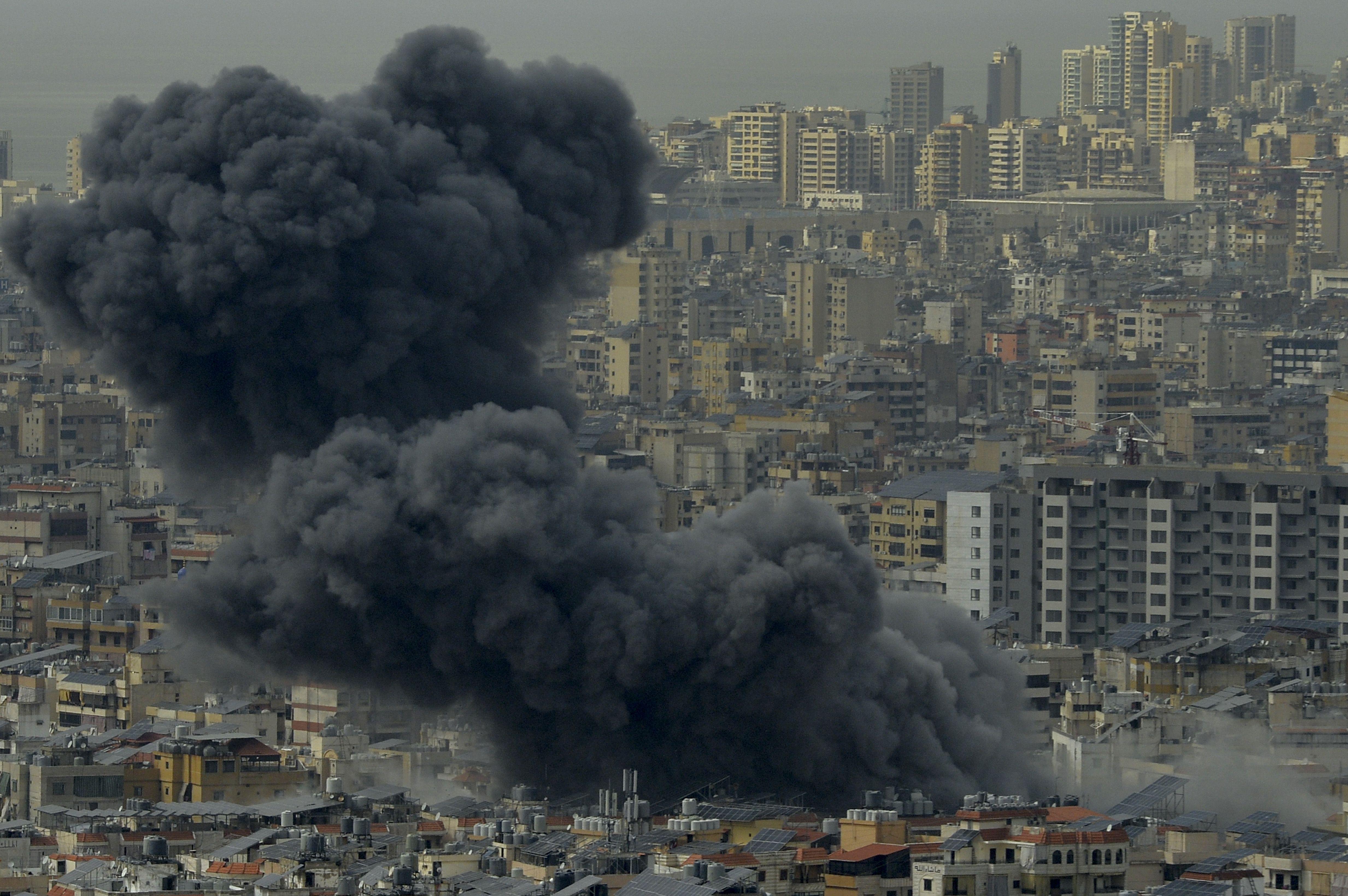 دخان متصاعد فوق المباني في الضاحية الجنوبية لبيروت، في 28 مارس/آذار 2025