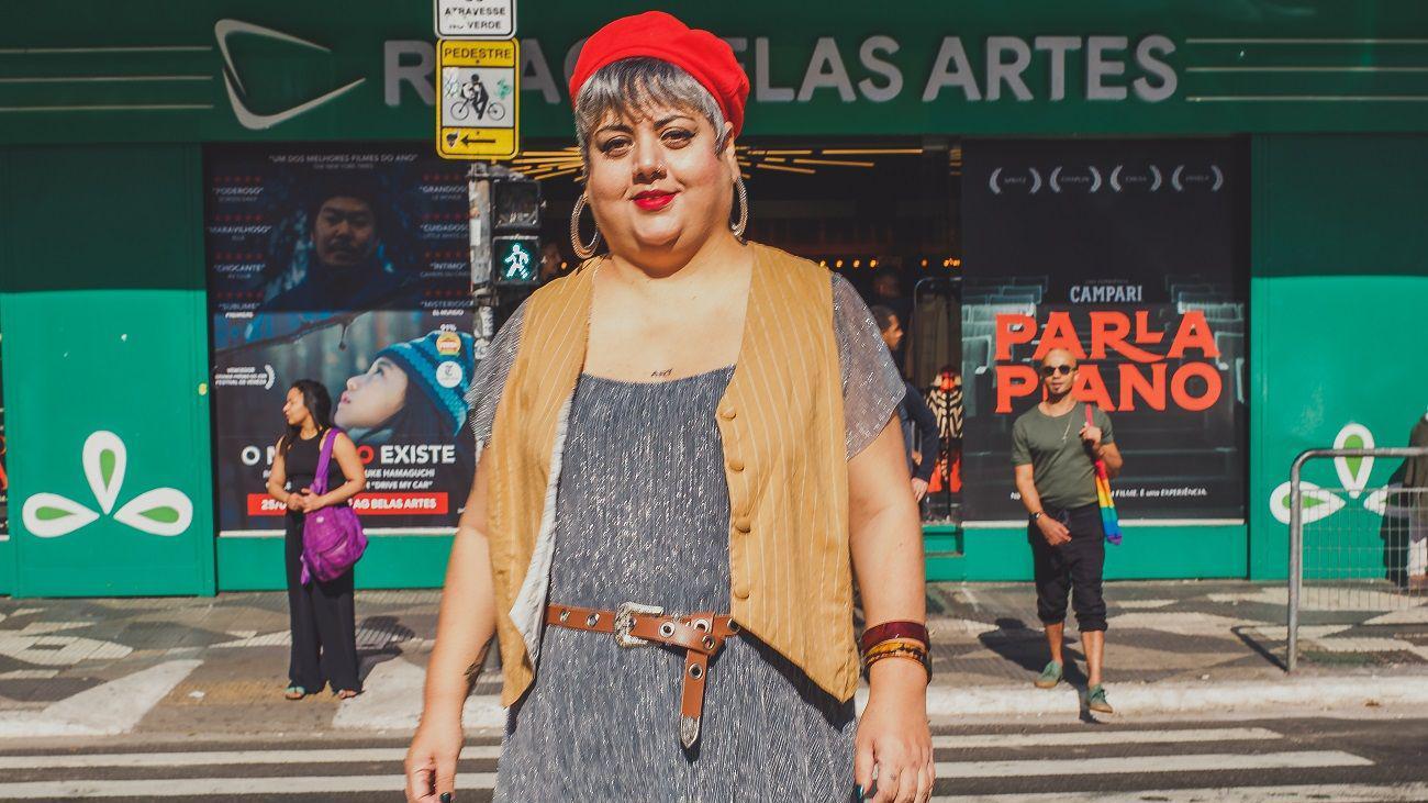 Flávia Durante atravessando a rua sorrindo