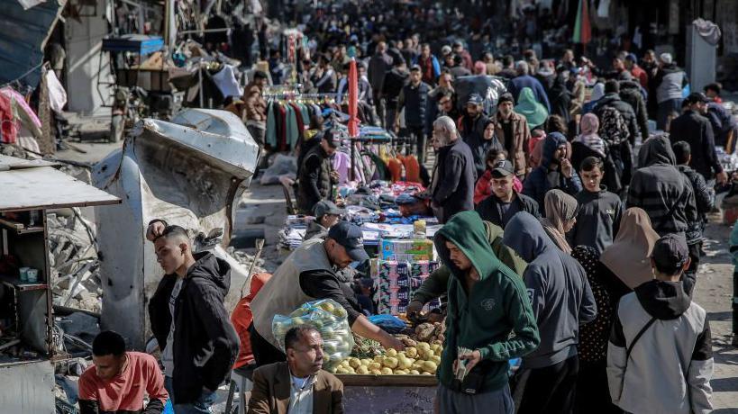 Los habitantes de Rafah tratando de abastecerse de alimento en medio de los escombros