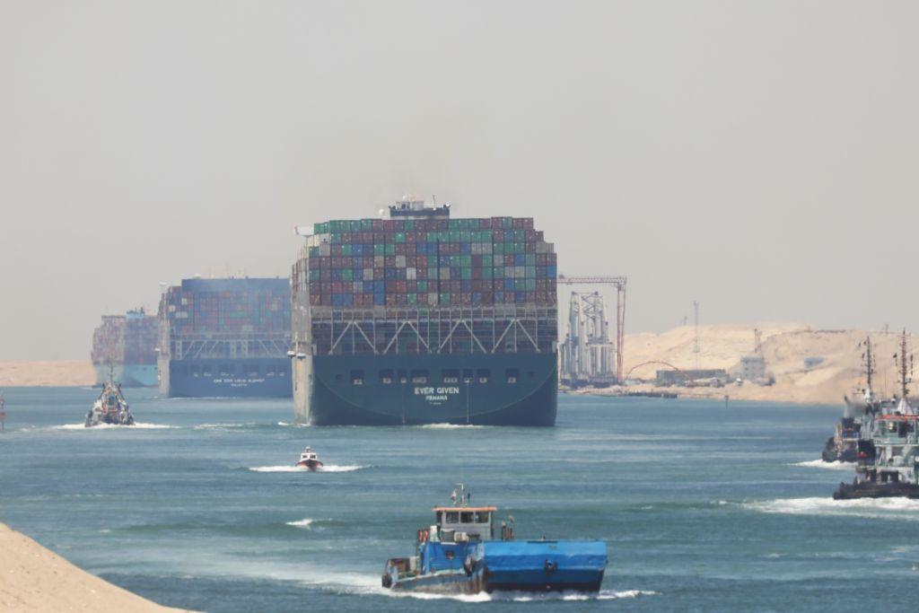 Vista de filas de cargueros en el Canal de Suez