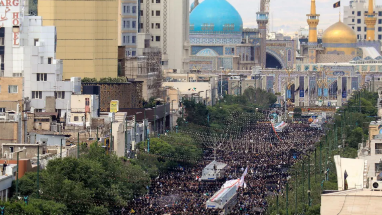 حشود كبيرة تتجمع بالقرب من ضريح الإمام الرضا