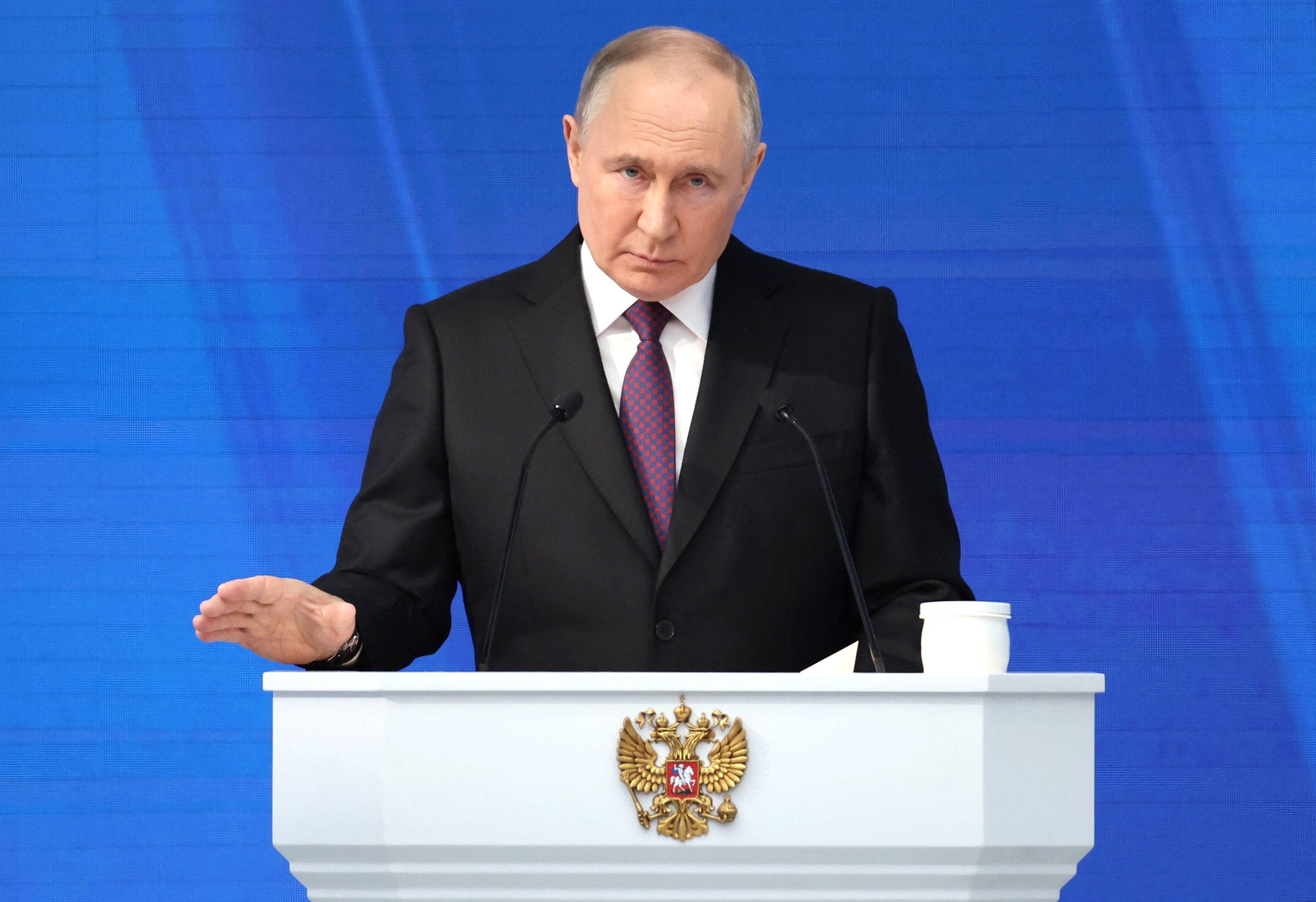 Putin habla desde un atril
