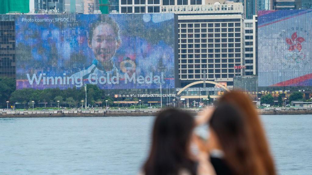 香港海濱大屏幕展示江旻憓奪得奧運金牌