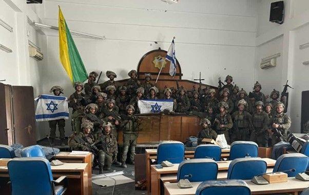 جنود من القوات الإسرائيلية داخل المجلس التشريعي الفلسطيني غرب غزة في نوفمبر/ تشرين الثاني الماضي.