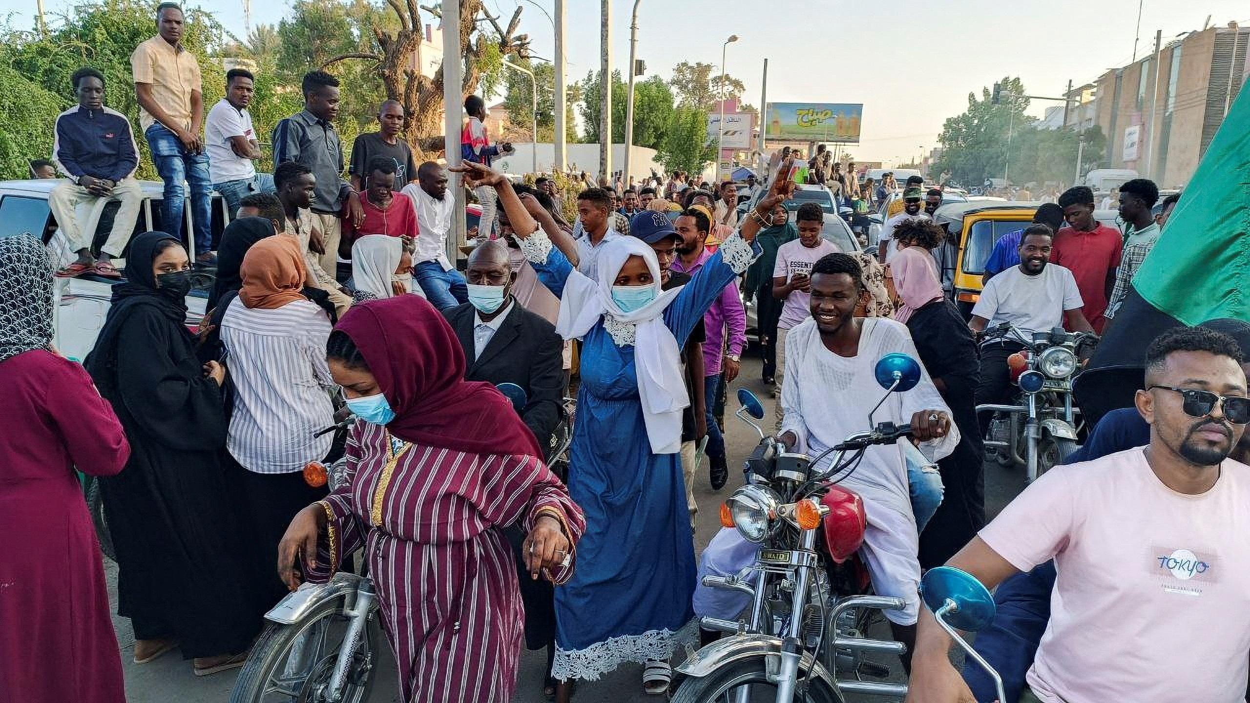 السودانيون يحتفلون بعد إعادة سيطرة الجيش على ود مدني.