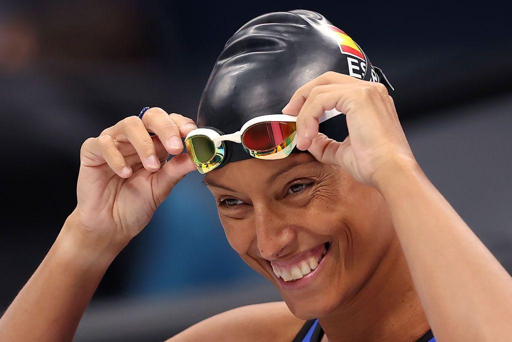 Teresa Perales nadadora paralímpica española sonríe cuando está a punto de comenzar una competencia. 