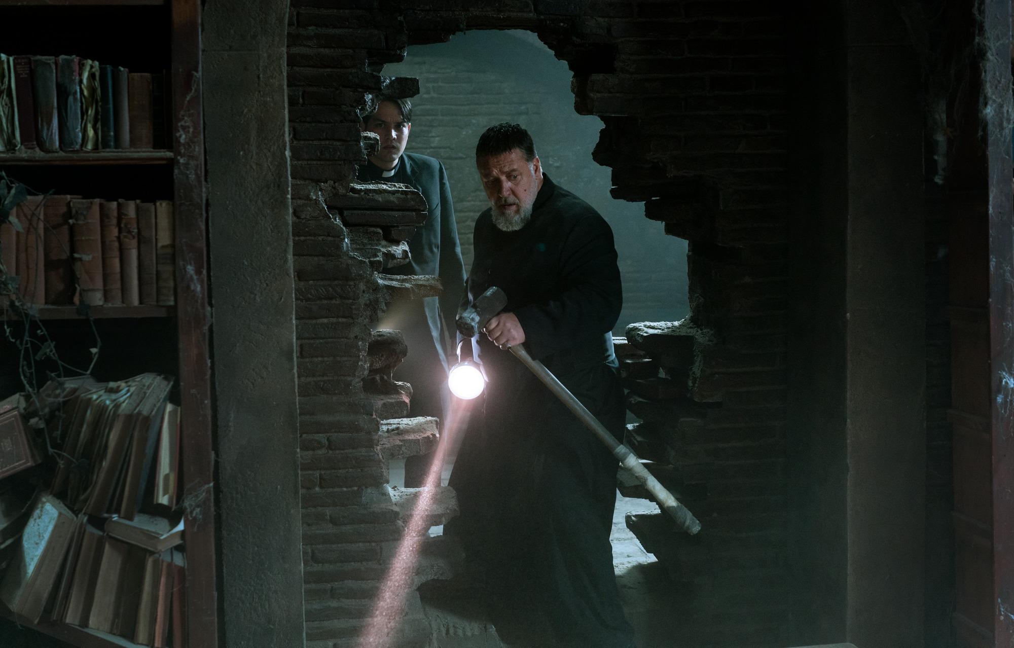 Cena do filme Exorcista do Papa, com Russell Crowe
