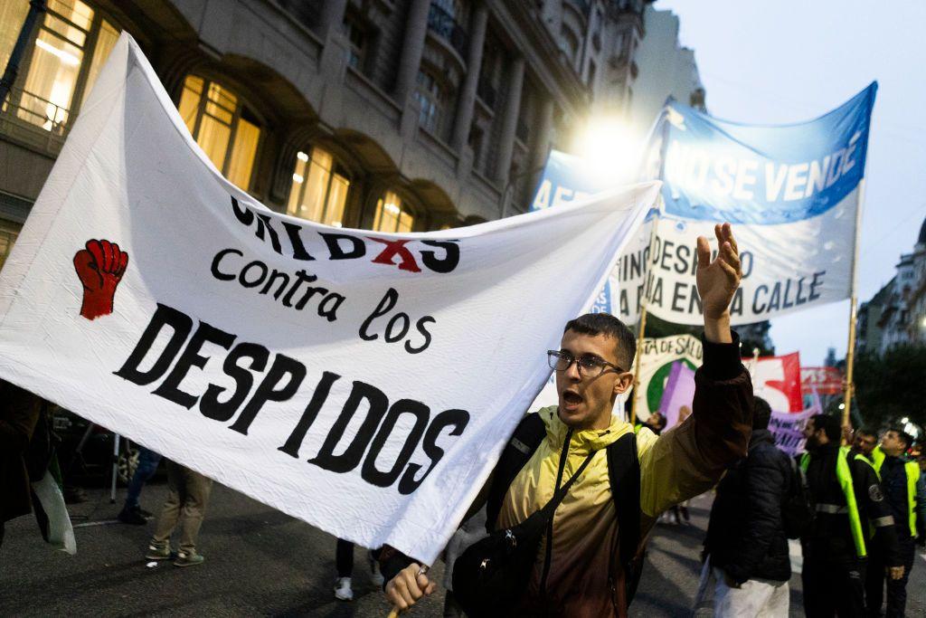 Um protesto contra as demissões em Buenos Aires em 12 de abril de 2024
