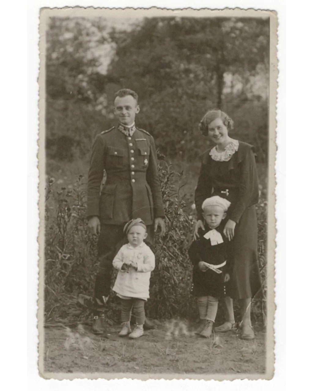 Foto em preto e branco de Pilecki com a esposa e os dois filhos