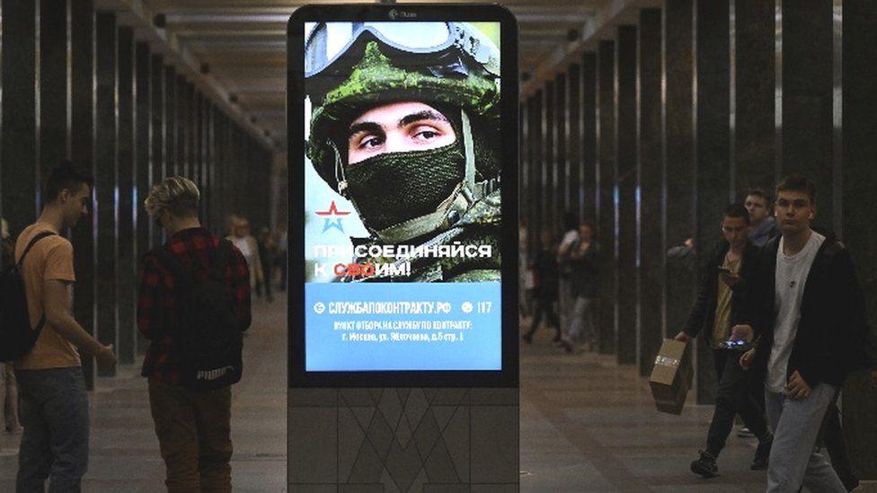 Un cartel con propaganda de reclutamiento en Rusia