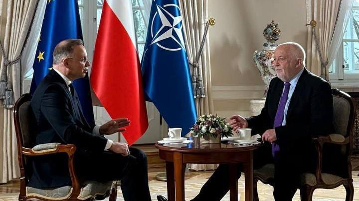 Міжнародний редактор BBC Джеремі Бовен бере інтервʼю у президента Польщі Анджея Дуди  