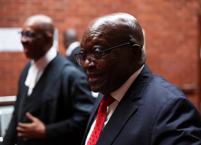 Zuma sorrindo em sala do tribunal