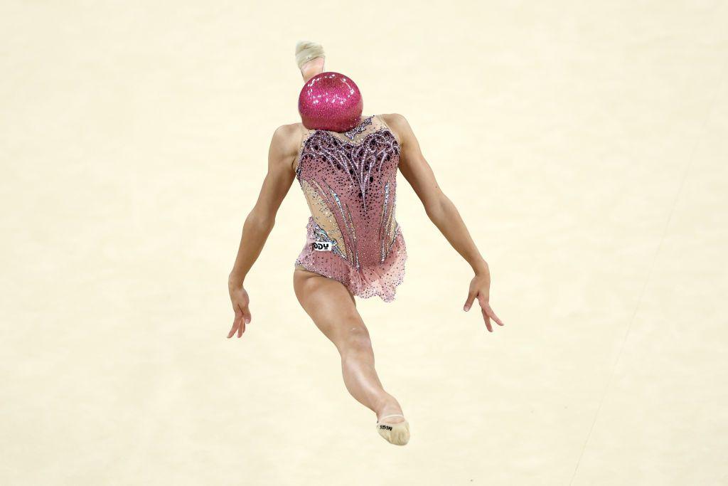 Mujer haciendo gimnasia ritmica con una pelota