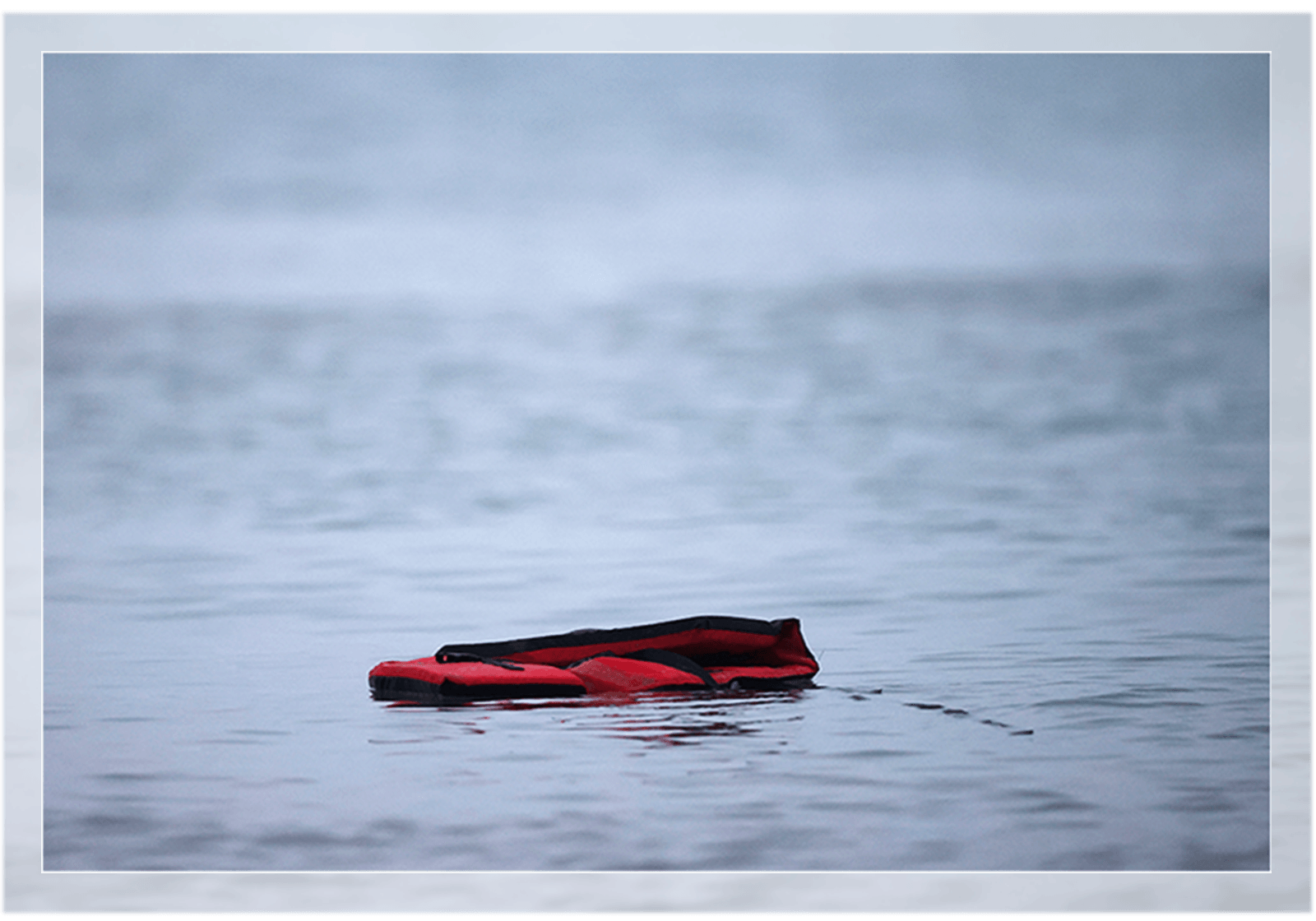 Um colete salva-vidas flutuando no Canal da Mancha