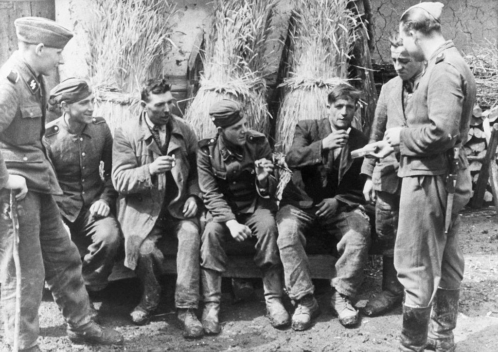 Miembros de la 14va división de Grenaderos Waffen-SS