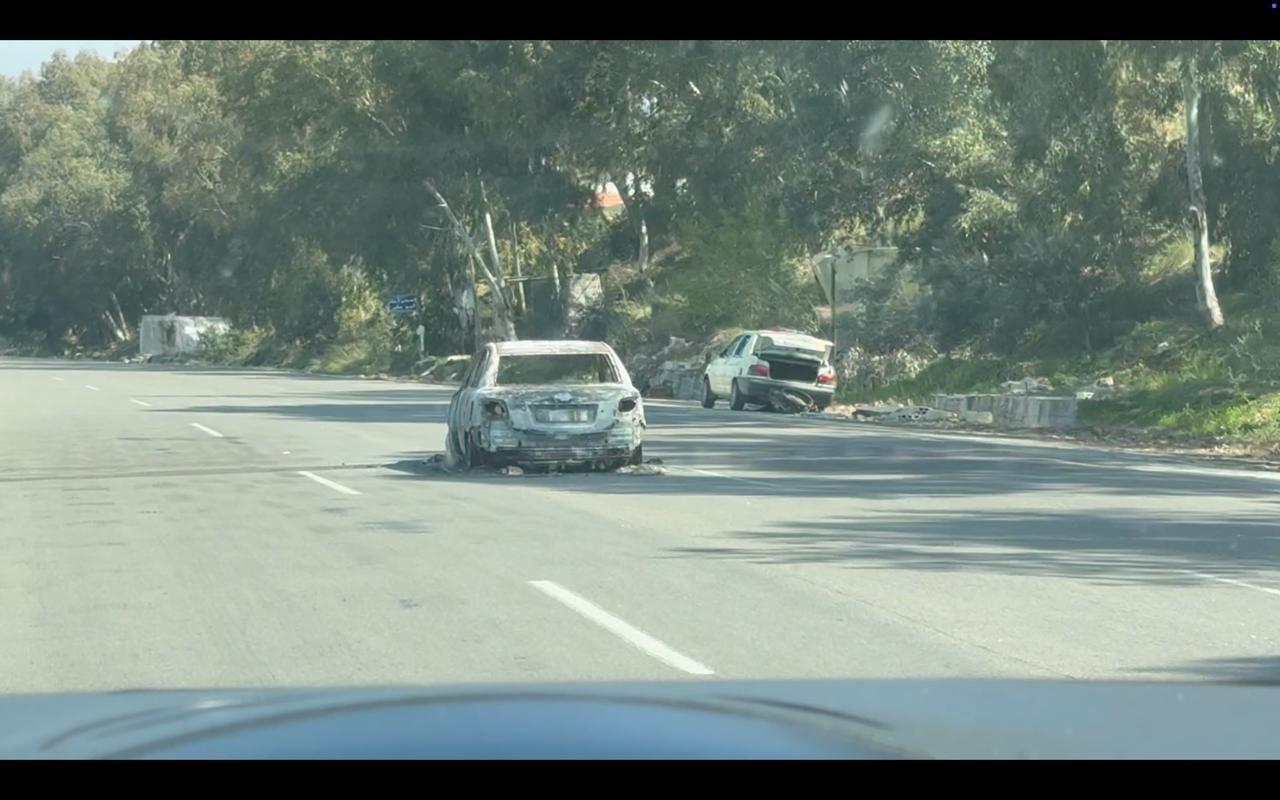 سيارة محترقة في الطريق إلي طرطوس