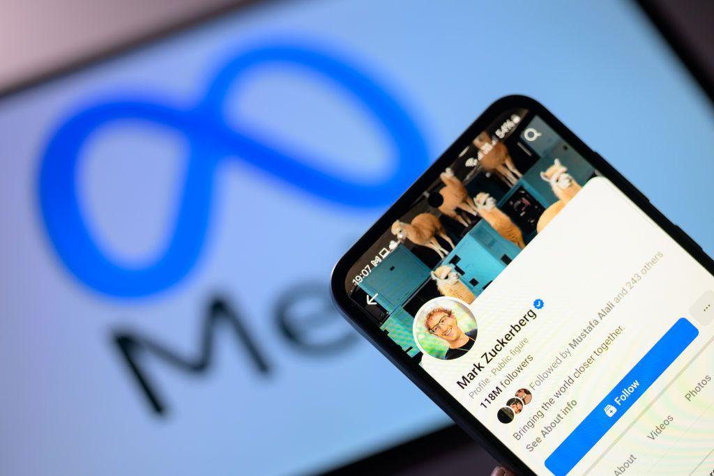 Meta logosu ve Mark Zuckerberg'in sosyal medya hesabını gösteren bir telefon