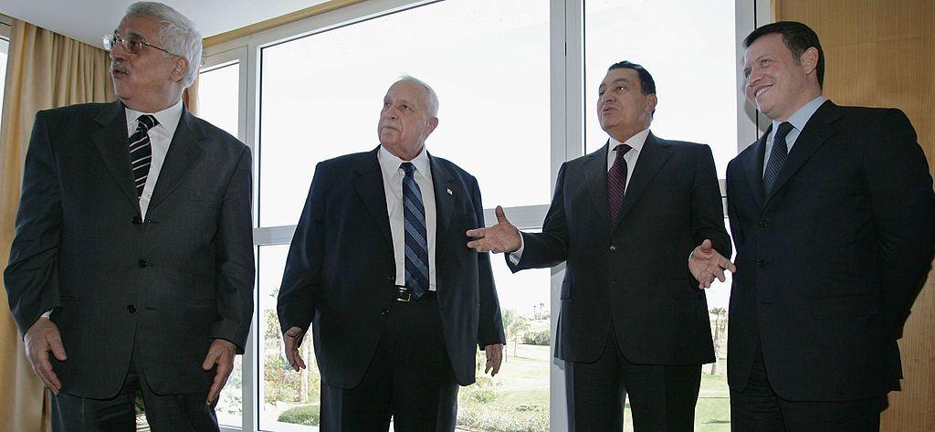 عبد الله الثاني، ملك الأردن، والرئيس المصري حسني مبارك، ورئيس وزراء إسرائيل أرئيل شارون، ورئيس السلطة الفلسطينية محمود عباس.