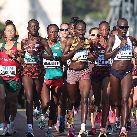 Rebecca Chepteguei compitiendo en el Mundial de Atletismo en 2023