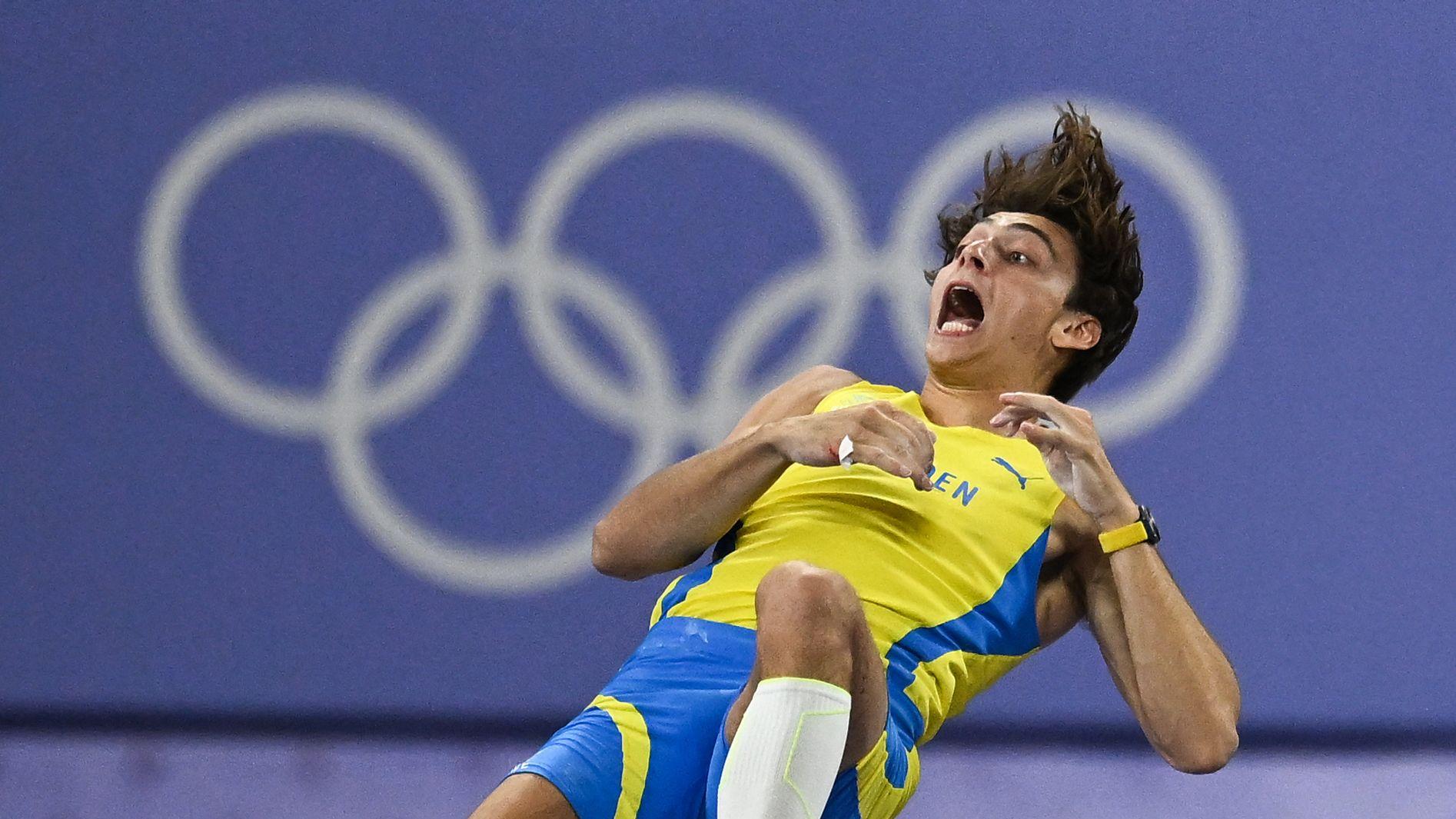 Mondo Duplantis cayendo tras su salto con garrocha