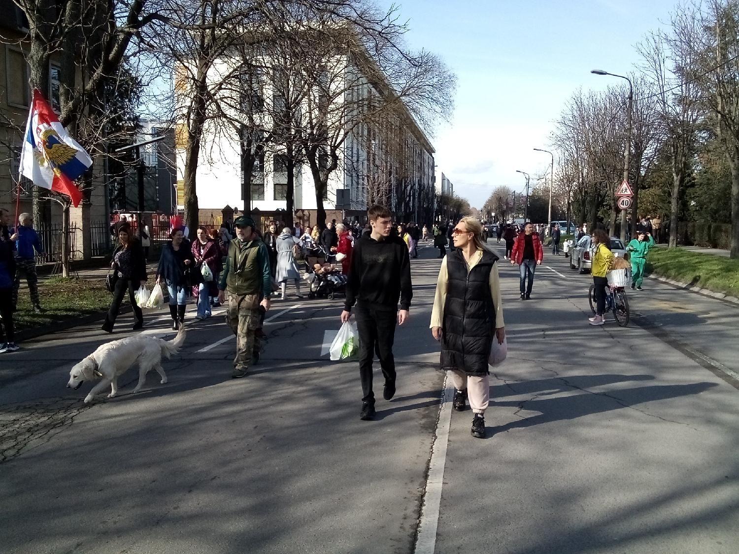 Ljudi šetaju sa studentima