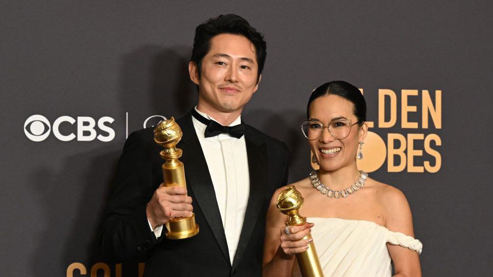 Steven Yeun y Ali Wong, los protagonistas de la serie de TV Beef se llevaron sendos premios.