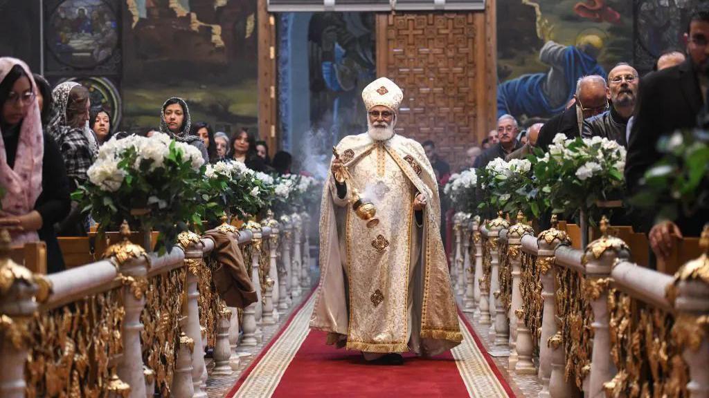 Sveštenik tokom liturgije u Koptskoj pravoslavnoj crkvi u Kairu