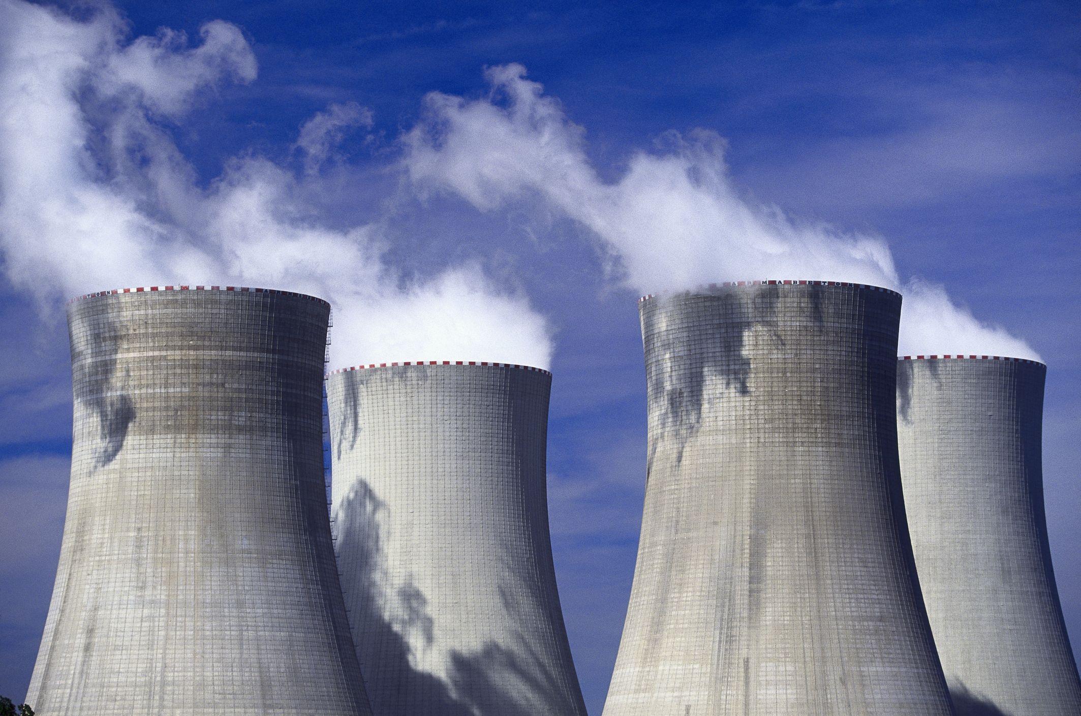 أبراج تبريد في منشأة لإنتاج الطاقة النووية