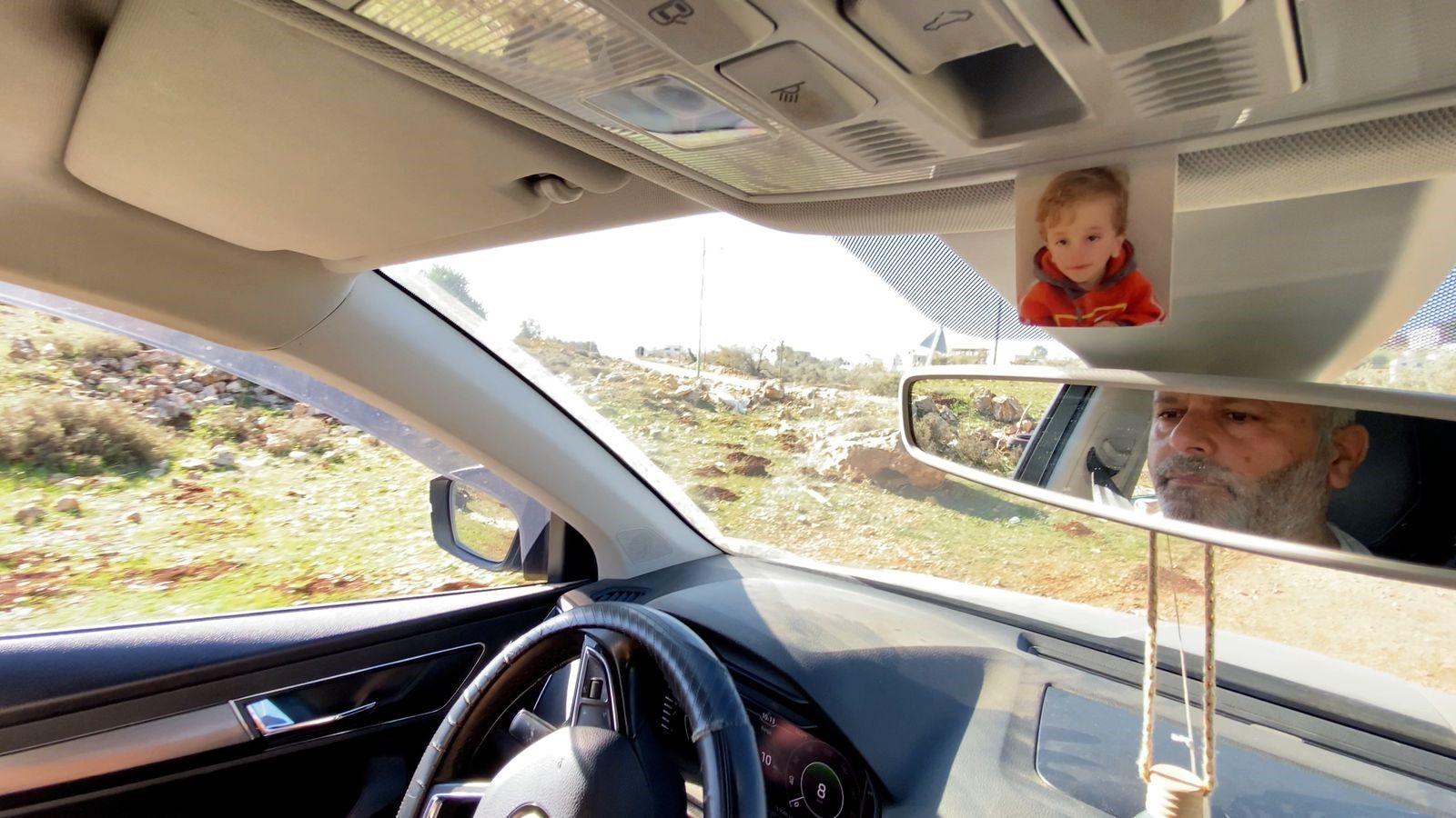 هيثم التميمي : الإغلاقات تضطرني لسلك طرق خطرة عبر الأحراش 