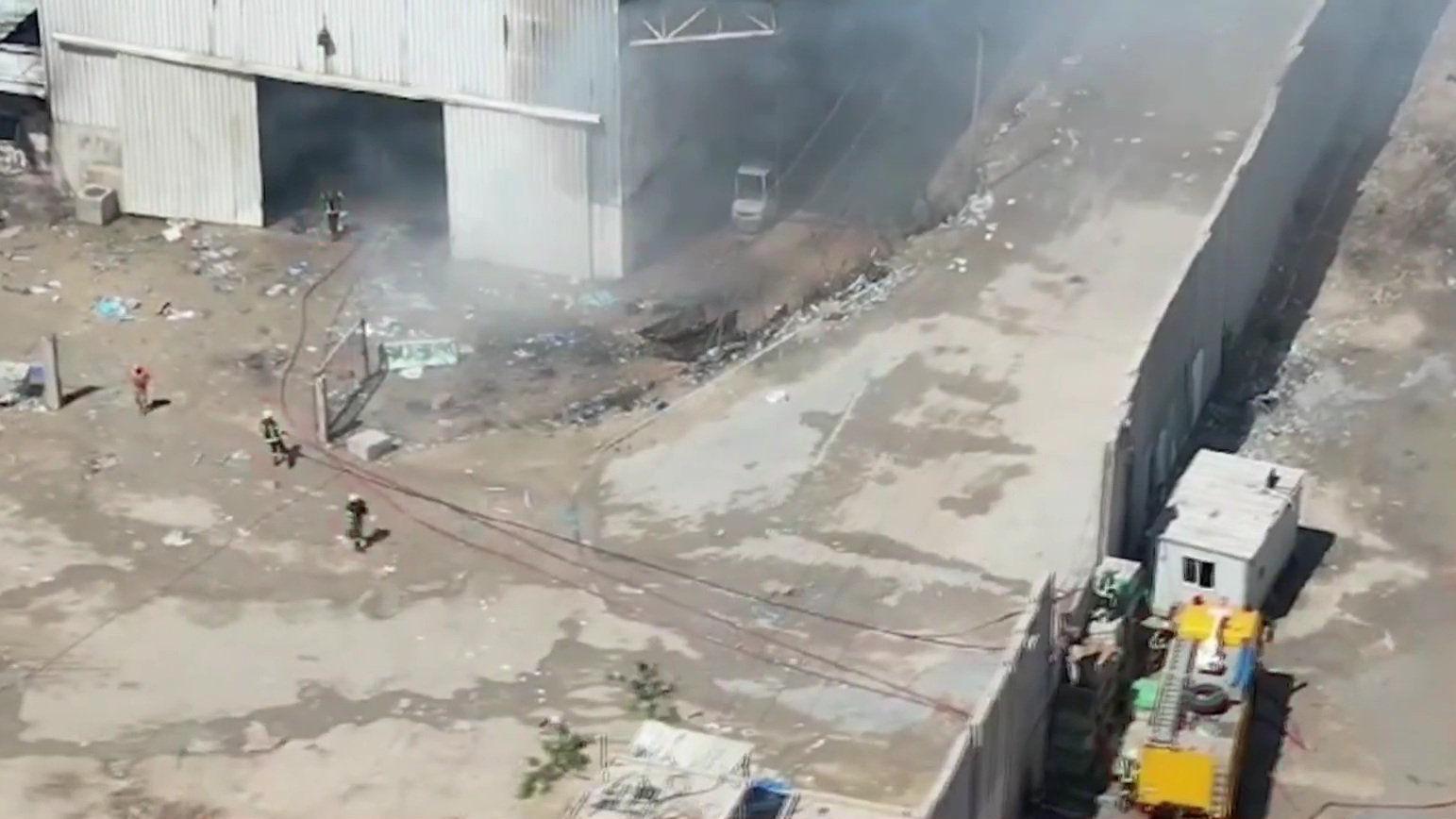 لقطات بثتها قناة القاهرة الإخبارية لمساعدة قزات الإطفاء المصرية في إخماد حريق نسب في أحد مخازن المساعدات في رفح الفلسطينية