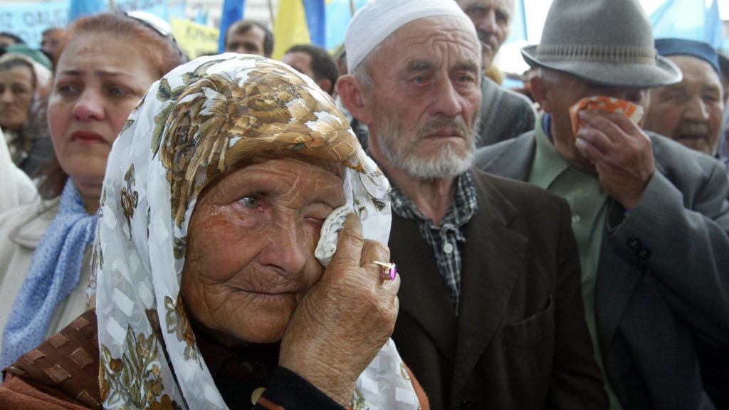 Una anciana llora durante una manifestación de tártaros de Crimea en el centro de Simferopol, Crimea, 18 de mayo de 2004.