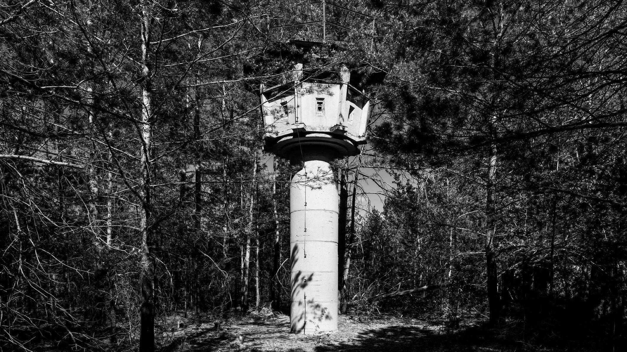 Antigua torre de vigilancia del antiguo ejército de la RDA (NVA - «Nationale Volksarmee») en los bosques de Brandeburgo, junto a una zona militar abandonada.