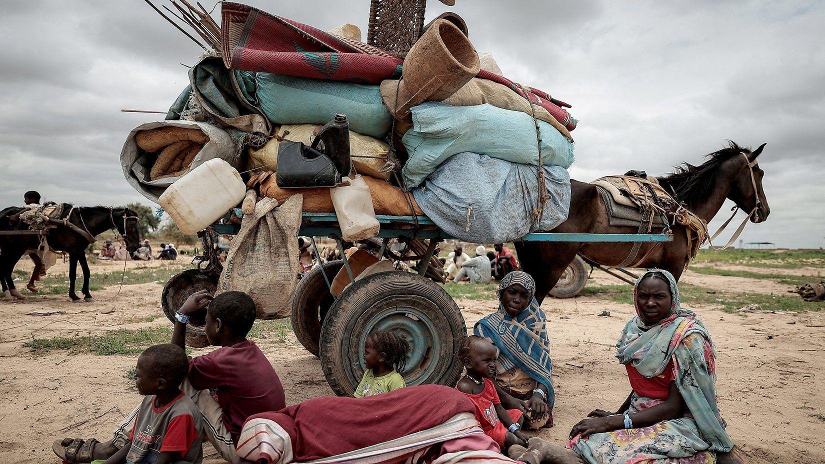 عائلة سودانية فرت من الصراع في مورني في منطقة دارفور بالسودان عند المعبر الحدودي بين السودان وتشاد 