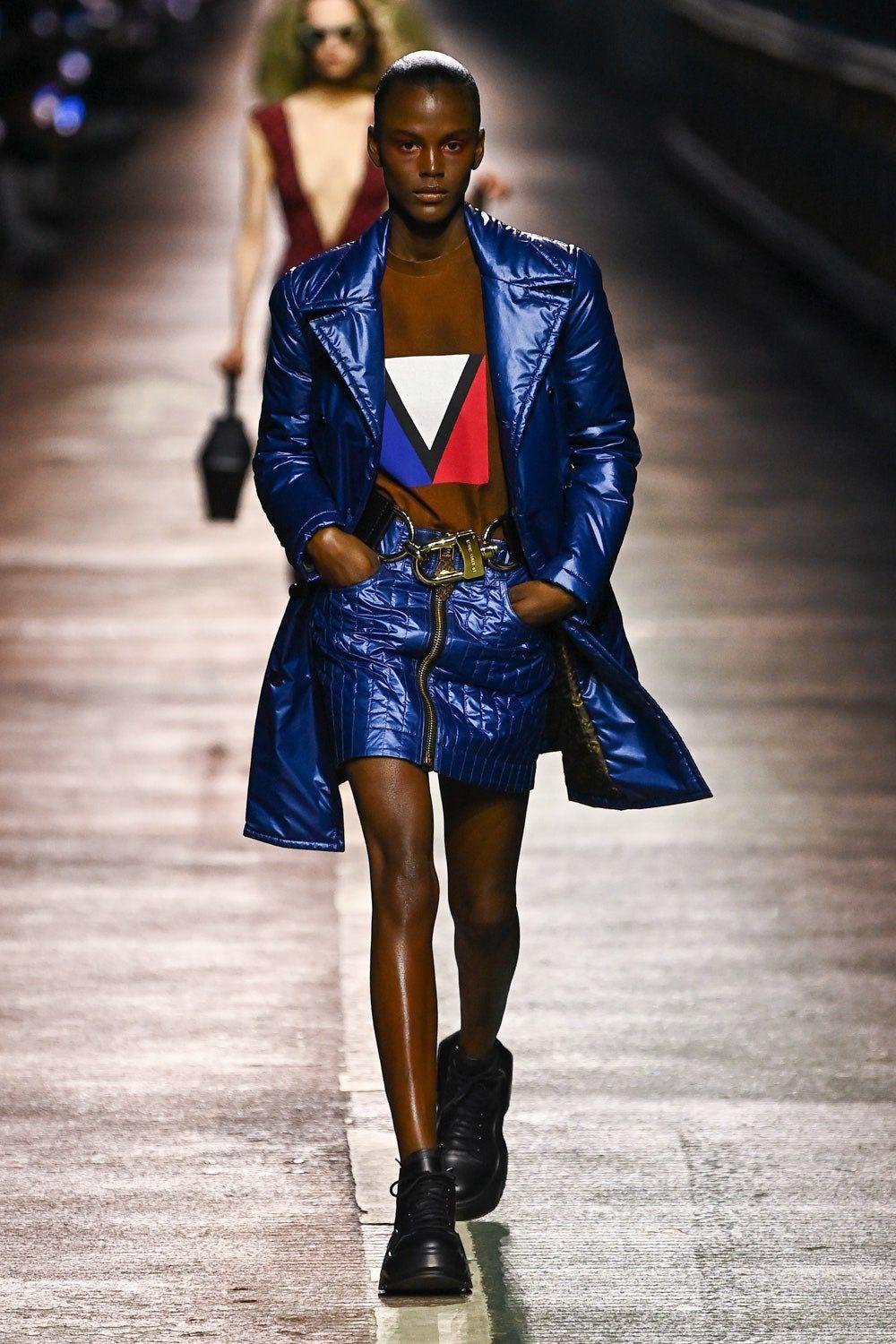 Valentina desfilando en Seúl para Louis Vuitton