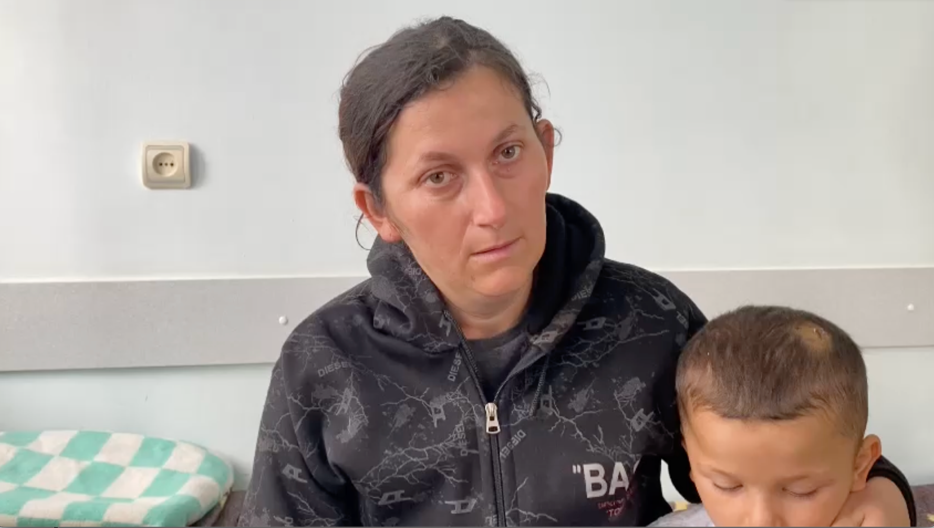 Zarine Ghazaryan bersama putranya, Karen